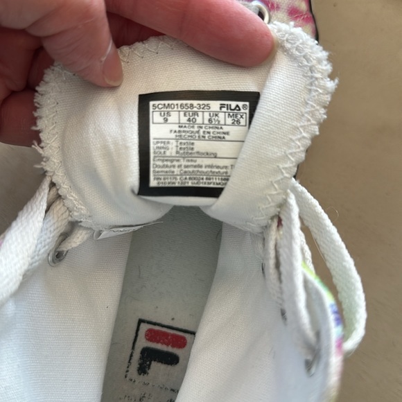 Womens 9 Fila high tops - Picture 3 of 4